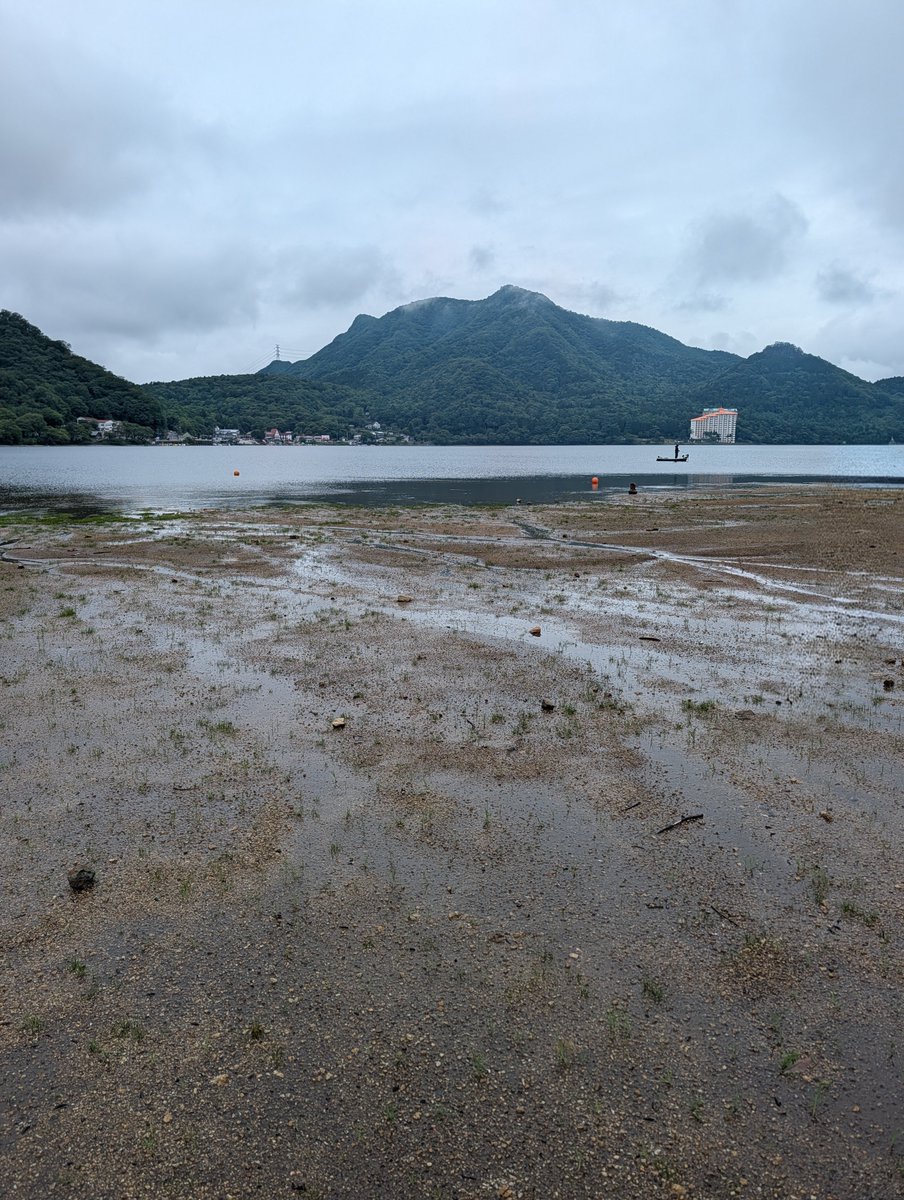 ShuuFP's tweet photo. 榛名湖も水が少なかった。台風過ぎたのにね。
#榛名山 #深刻な水不足 #湖底が露出 https://t.co/l6bJuzOMl7