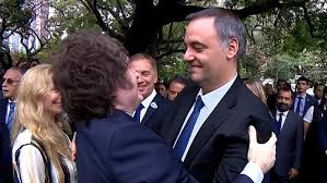martin_caparros's tweet photo. Casi enternecedor: la historia del muchacho pobretón que, en cuanto pudo, se dio los gustos que nunca había podido. El fliper, la cascada, el pelo, los dientes de ella, la re-moto.
Una síntesis triste de estos tiempos sin más sueños que los que te venden.
Igual que su ex patrón. https://t.co/IcYDgSXJ90