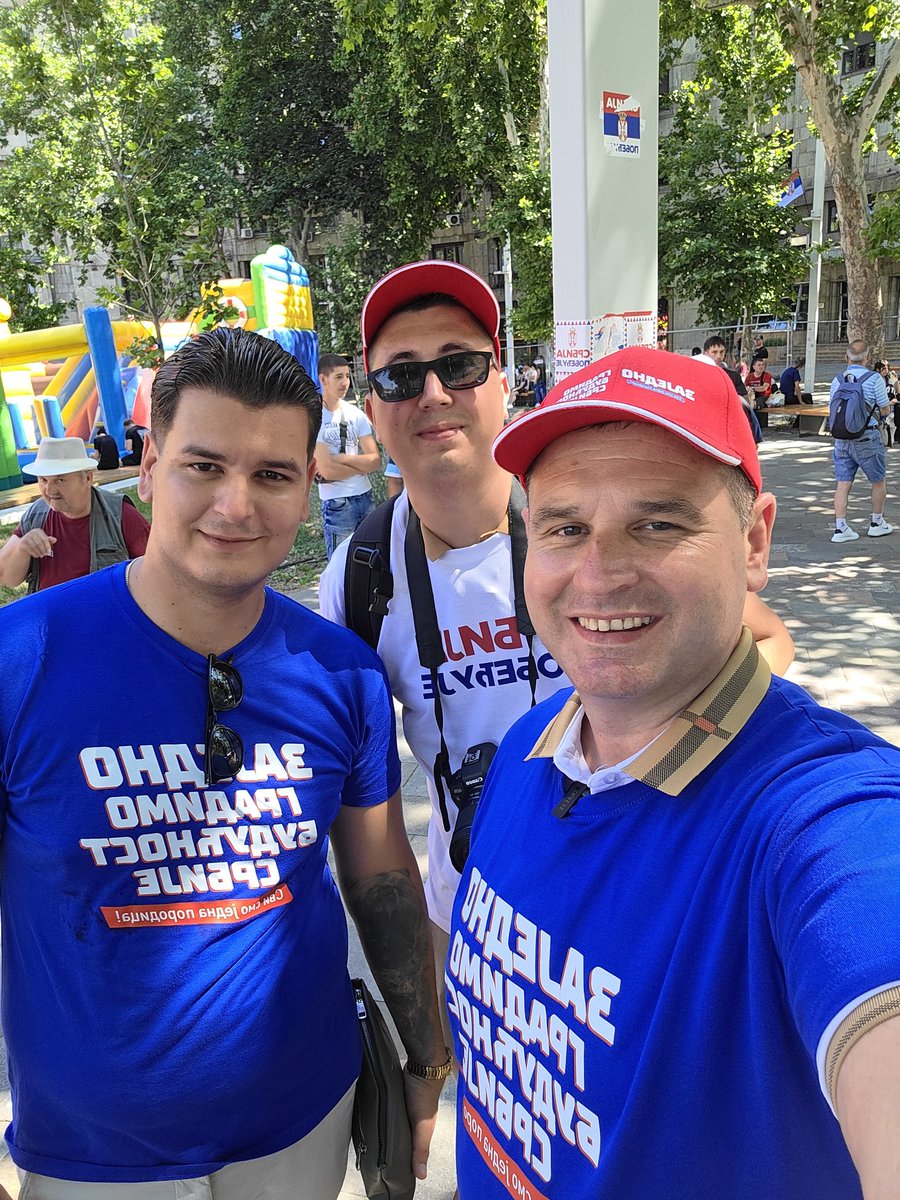 mica_med's tweet photo. СРБИЈА ПОБЈЕЂУЈЕ! 🇷🇸
#СрбијаПобјеђује 🇷🇸 https://t.co/Y1RHHxRqJn