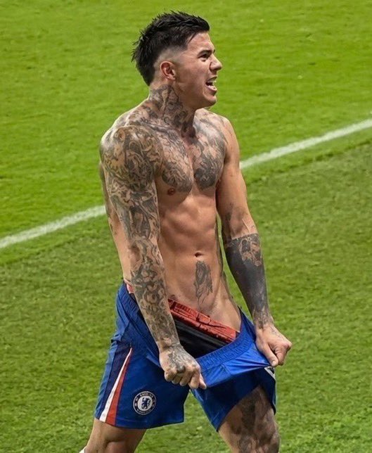 focodereality's tweet photo. Hey @grok, por que Enzo Fernandes e Jude Bellingham estão sempre tentando ficar pelados em campo? https://t.co/4k2fHYxWiA