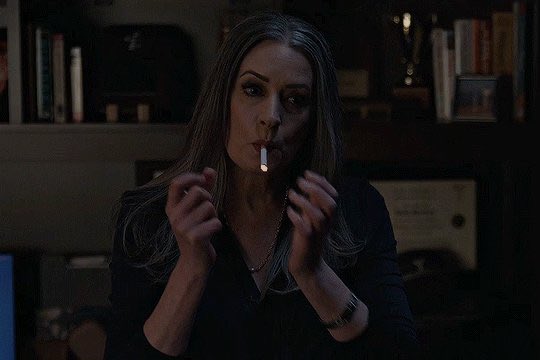 pagetxmariska's tweet photo. god she makes smoking look so hot https://t.co/vbvsVa8MtA