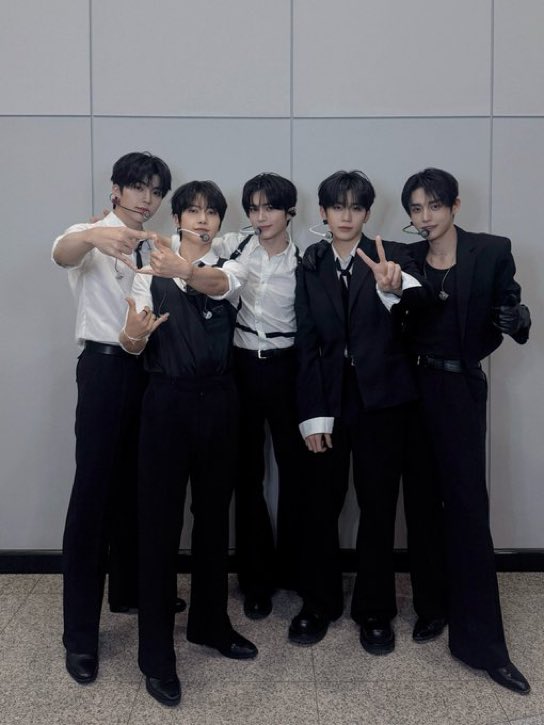 ascendirae's tweet photo. first performance after a few days or weeks... and they are glued to each other oh wow the separation anxiety getting worse i see 😭 https://t.co/L8cpwwMoir