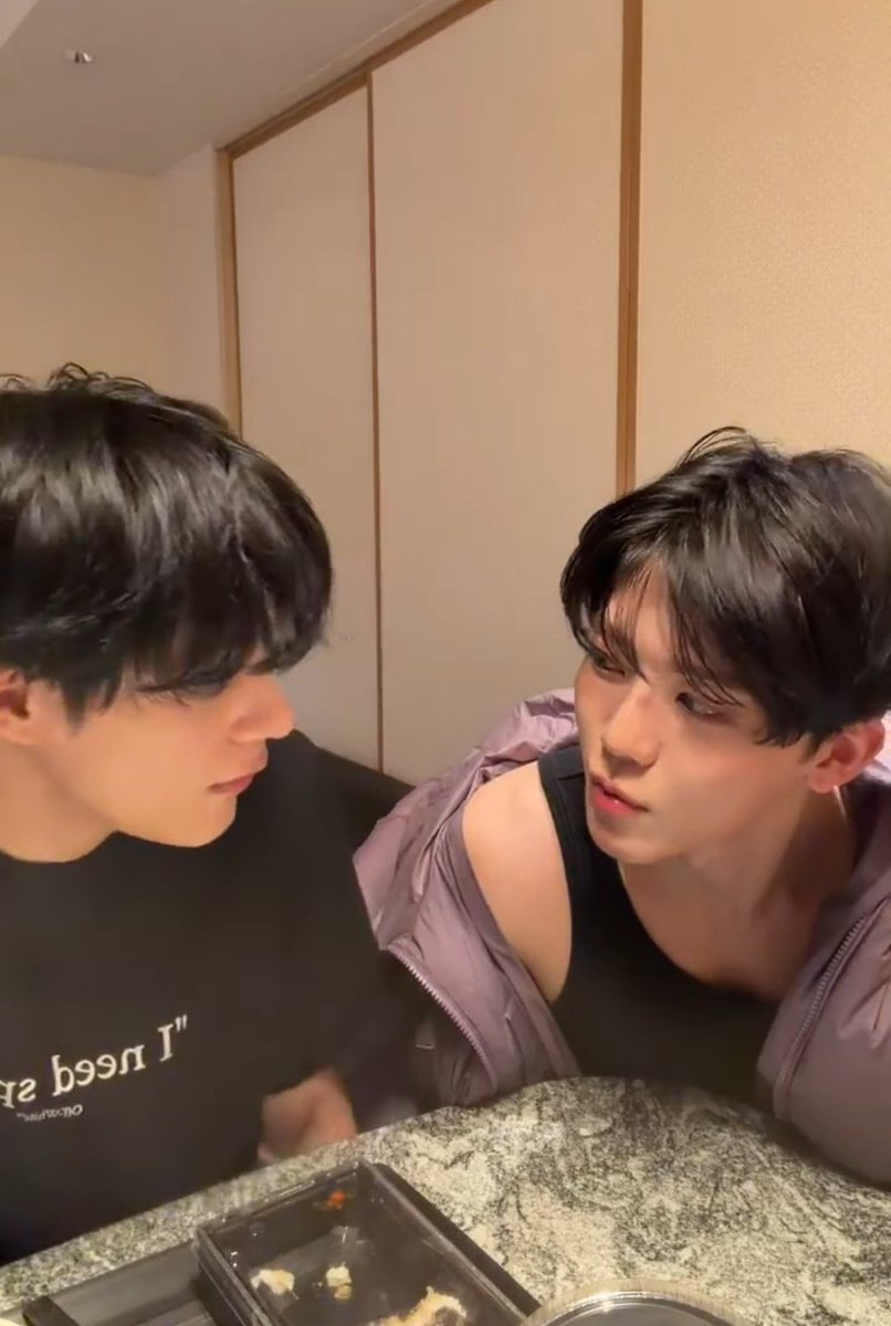 silence423_nm's tweet photo. ถึงที่เจโน่ทักน้องแจมินเรื่องใส่เสื้อกล้ามอะไลฟ์คนเดียวเลนอ่ะ5555555ก็จริงทุกอย่าง ถ้าชีมากับแฟนจะต้องห่อแหนมตุ้มจิ๋ว ไม่งั้นจะโดน พรบ. ห้ามเคะเซ็กซี่เกินกฎหมายที่เมะกำหนด https://t.co/xz3NXpdfZ2