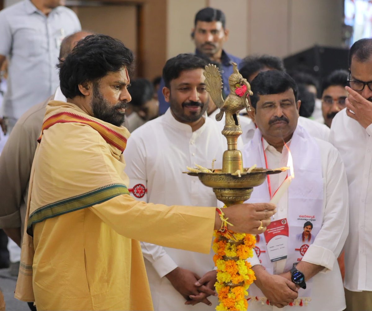 JanaSenaParty's tweet photo. జనసేన సిద్ధాంతాలను విశ్వసించే నడిచినవారితో సంస్థాగత నిర్మాణం 

•జనసేన అనేది నిరంతర ప్రవాహంలా కళ కళ లాడాలి 

•ఆంధ్రప్రదేశ్ కు భావి నాయకత్వం అందించే ప్రక్రియకు శ్రీకారం

•రాష్ట్రంలో కులాల మధ్య చిచ్చుపెట్టే కుట్రలు పథకం ప్రకారం సాగుతున్నాయి

•ఆ కుట్రలు చేస్తున్నవారిపట్ల అప్రమత్తంగా ఉండాలి 

•వైసీపీకి ప్రజలు 11 సీట్లు ఇచ్చినా వారి నైజం మారలేదు

•రాజకీయాలకు కులాన్ని ముడిసరకుగా వాడుకోను

•అన్ని కులాల ఆమోదంతోనే చరిత్ర సృష్టించగలం

•యువతకు ఉచితాలు కాదు.. గౌరవమైన జీవనం కావాలి

•జనసేన పార్టీ సంక్షేమ పథకాలకు ఎప్పుడూ వ్యతిరేకం కాదు

•ప్రజాస్వామ్యయుతంగా జనసేన పార్టీ నిర్మాణం

•ప్రతి విషయంపైనా నాయకులు బలంగా మాట్లాడాల్సిందే

•జనసేన పార్టీ నిర్మాణ సారథుల సమాచార సేకరణ కమిటీల కార్యాచరణ సమావేశంలో నాయకులకు దిశానిర్దేశం చేసిన శ్రీ @PawanKalyan గారు 

#jspmembershiptoleadership