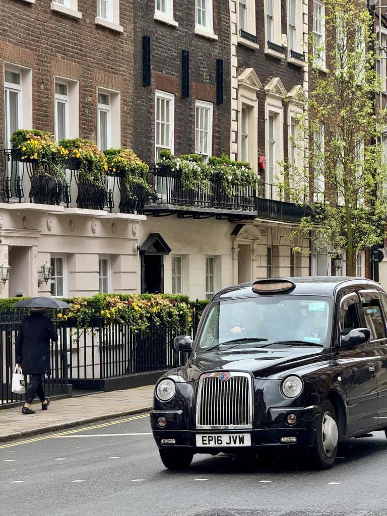 Aesthetecx's tweet photo. Mayfair London 💂 https://t.co/lJKNO0xKqY