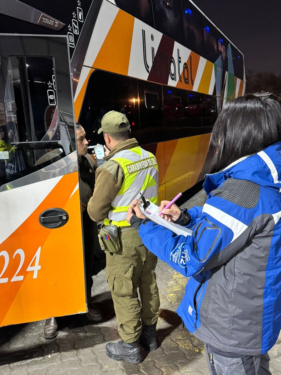 SENDANuble's tweet photo. 🚌🚘🏍️🚧 En Chillán, acompañamos con nuestro equipo profesional y logístico a @CarabNuble en el Terminal de Buses regional. Se aplicó alcotest y narcotest a conductores, procedimiento que contempla el programa #ToleranciaCero #MesDeLaPrevencion
#YoLaPiensoPrimero https://t.co/wKY6q1LOP4