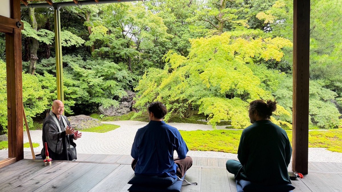 seiraiin_temple's tweet photo. 西畠清順さんと岡田准一さんが西来院を拝観しに来てくださいました。
坐禅は通常の拝観時間では行っておりませんが、ぜひ同じように縁側に座って坐禅をしてみてください。

#西来院　#西畠清順　#岡田准一　#京都　#temple https://t.co/Jl0DGY6ikF