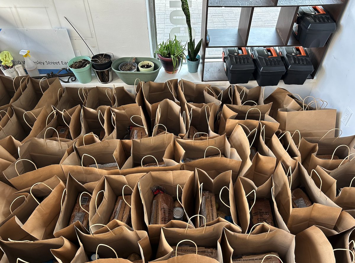 takingitglobal's tweet photo. Fresh food. Stronger communities. 🥕💚

Through the Sprout Ideas Fellowship, Kyle Zhang brought the Eco Food Box project to Toronto, providing locally sourced food boxes to seniors and families facing food insecurity. Working alongside St. James Town Community Corner, Kyle helped distribute fresh produce and essential groceries to community members who needed them most.

Having lived in the neighbourhood himself after immigrating to Canada, this project was deeply personal. It was an opportunity to give back to a community that once supported him and help ensure others could access healthy, nutritious food close to home.

Learn more about Kyle’s project at https://t.co/DIROH2ZqSd
