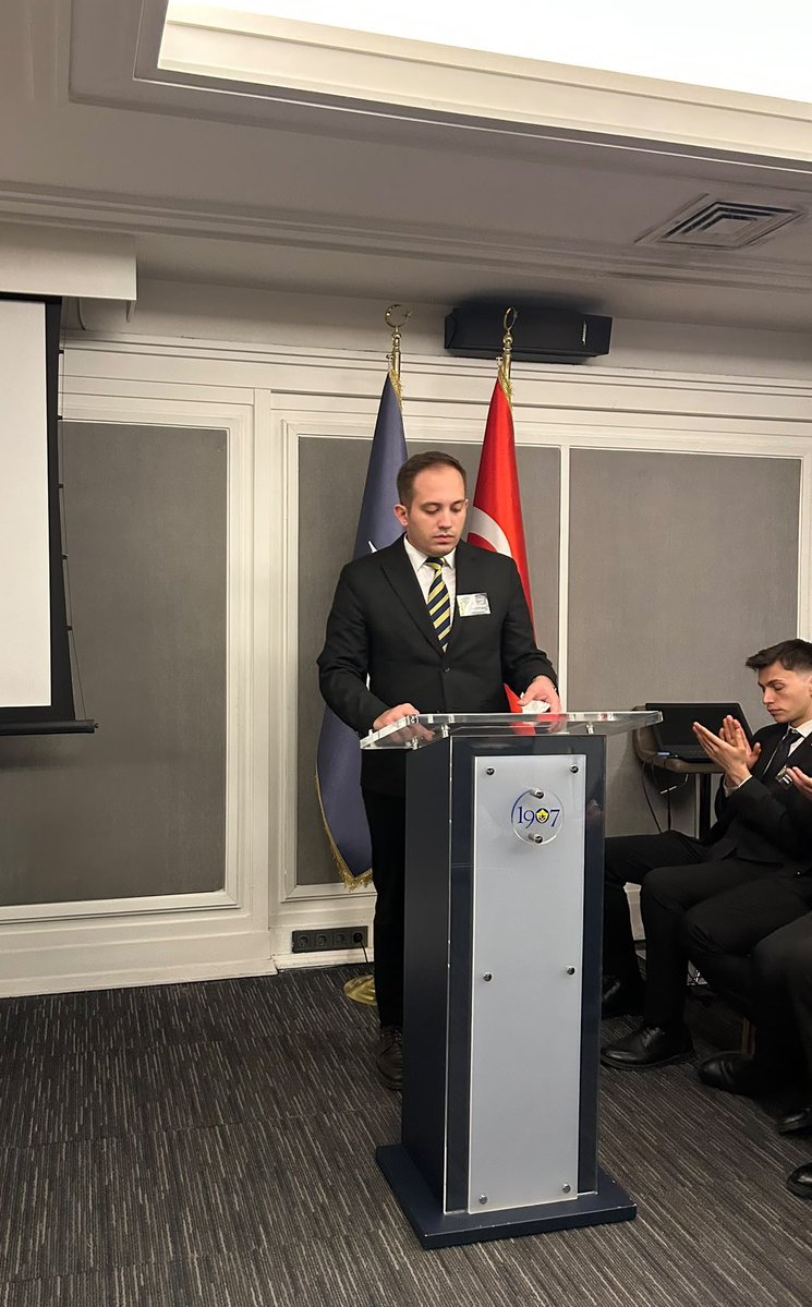 1907unifeb's tweet photo. 23. Olağan Genel Kurul Toplantısı, başkan adayı Hakan Özayaşlıol'un konuşmasıyla devam ediyor. https://t.co/47ZA3kmEfr