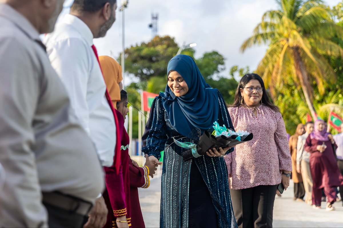 MoYSF_mv's tweet photo. ރައީސުލްޖުމްހޫރިއްޔާގެ އަނބިކަނބަލުން މެޑަމް ސާޖިދާ މުޙައްމަދު މ. މުލަކު ފިޓްނަސް އެންޑް ރެކްރިއޭޝަން ސެންޓަރު ރަސްމީކޮށް ހުޅުއްވައިދެއްވައިފި. 

މ. މުލަކު އެފްއާރުސީއަކީ 2008 ވަނަ އަހަރުން ފެށިގެން އެކި ފަހަރު މަތިން ތަރައްޤީކުރުމުގެ މަސައްކަތް ފެށިނަމަވެސް ކުރިއަށްނުގޮސް ހުއްޓިފައި އޮތް މަޝްރޫޢެއް. 

އެރަށުގެ ޒުވާނުންގެ އެދުމުގެ މަތިން އަހަރެއްހާ ދުވަސްތެރޭގައި ޒަމާނީ ފެންވަރަށް މި އެފްއާރުސީގެ މަސައްކަތް ނިންމައި މިއަދު ހުޅުވާފައިވަނީ ފުރިހަމަ ވަސީލަތްތަކާއެކު. މި މަސައްކަތް ރޯޑް ޑިވެލޮޕްމަންޓް ކޯޕަރޭޝަން (އާރުޑީސީއާ) ހަވާލުކޮށްފައިވަނީ މިދިޔަ އަހަރުގެ މާޗު މަހުގެ ތެރޭގައި.