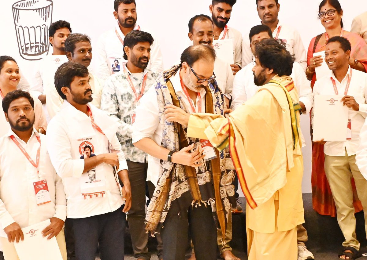 JanaSenaParty's tweet photo. యువత ఉచితాలు అడగటం లేదు
నేను హుద్ హుద్ తుపాను సమయంలో శ్రీకాకుళంలో పర్యటించినపుడు ఓ యువకుడు అన్న మాట నాకు ఎప్పటికీ గుర్తుంటుంది. మాకు 10 కేజీల బియ్యం కాదు.. 25 ఏళ్ల భవిష్యత్తు ఇవ్వండని కోరాడు. ఈనాటి యువత ఉచితాలు అడగటం లేదు. వారికి గౌరవమైన జీవనం ఇవ్వాలని కోరుతున్నారు. జనసేన పార్టీ సంక్షేమ పథకాలకు ఎప్పుడూ వ్యతిరేకం కాదు. కానీ సంక్షేమ పథకాలతోనే ఓట్లు వస్తాయి... ప్రభుత్వాన్ని నడిపేద్దాం అనుకుంటే మాత్రం తప్పు. వైసీపీ అలా అనుకునే బోర్లాపడింది. బటన్లు నొక్కాం అనే పేరుతో వైసీపీ హయాంలో ప్రభుత్వ ఆస్పత్రుల్లో కనీస సౌకర్యాలు, వసతులను పట్టించుకోలేదు. రోడ్లు నిర్మించలేదు. ఇప్పుడు మళ్లీ వాటిని సరిదిద్దడానికి తపన పడుతున్నాం. వ్యవస్థలు బలోపేతం కావాలని మేం కోరుకుంటున్నాం. సంక్షేమ పథకాల కోసమే ప్రభుత్వం నడిపితే ప్రజలకు అవసరం అయ్యే విద్య, వైద్యం, ఇతర మౌలిక సదుపాయాలన్నీ గాలిలో దీపాలుగా మారుతాయి. కూటమి ప్రభుత్వంలో రోడ్లను వేస్తున్నాం. గత ప్రభుత్వంలో అస్తవ్యస్తం అయిన ప్రతి వ్యవస్థకు పునరుజ్జీవం పోస్తున్నాం.  ప్రాధాన్యత పరమైన సంక్షేమం మంచిదే. కానీ బడ్జెట్ దేనికోసం కేటాయించాలి..? దేనికి అధిక ప్రాధాన్యం ఇవ్వాలనే విషయాలను జనసేన నాయకులు ప్రజల్లో అవగాహన తెచ్చేలా పనిచేయాలి. నాయకుడు ప్రజల భావం మాట్లాడాలి. ప్రజలకు ఏది అవసరమో దానిపై మాట్లాడాలి. 
• ప్రజాస్వామ్యబద్ధంగా జనసేన పార్టీ నిర్మాణం
జనసైనికులు, వీర మహిళలే పార్టీకి సారథులు. క్యాడర్ టూ లీడర్షిప్ లో భాగంగా 28 మందితో సమాచార సేకరణ కమిటీలను నియమిస్తున్నాం. పార్టీ కోసం పనిచేయడానికి సిద్దంగా ఉన్న ప్రతి ఒక్కరి నుంచి ప్రత్యేక ఫార్మాట్ ప్రకారం సమాచారం సేకరించి, వీరు నా ముందుకు తీసకొస్తారు. పార్టీ కోసం ఎప్పటి నుంచి పనిచేస్తున్నారు..? ఏ కార్యక్రమాలు చేశారు..? ఎలాంటి ప్రజా ఉద్యమాల్లో పాల్గొన్నారు..? చేసిన సేవలు ఏంటీ..? ప్రజలతో ఎలా మమేకం అవుతారు..? అనే అన్ని రకాల విషయాలను బేరీజు వేసి, బాధ్యతలను అప్పగించడం జరుగుతుంది. బాధ్యతలను కూడా పార్టీ కార్యకర్తల సమక్షంలోనే మీరు చెప్పిన విధంగానే పూర్తి పారదర్శకంగా నియామకం చేస్తాం. 28కి అదనంగా పార్టీ కేంద్ర కార్యాలయం నుంచి మరో 5 మంది బృందాన్ని పంపుతున్నాను.  పార్టీ కోసం ఏళ్ల తరబడి పనిచేస్తున్న కిందిస్థాయి కార్యకర్తలను కనీసం గుర్తించకపోతే పార్టీని సంస్థాగతంగా బలోపేతం చేయడం ఎలా సాధ్యం..? అనే ఆలోచన నుంచే ఈ కార్యక్రమం అంకురించింది. ప్రతి ఒక్కరికీ ప్రాధాన్యం ఇవ్వాలని, బాధ్యతలు అప్పగించడానికి ఓ ప్రణాళిక ప్రకారం ముందుకు వెళ్తాం. పార్టీ కార్యకర్తల సమక్షంలో, పార్టీ కార్యకర్తలే నాయకుల్ని పారదర్శకంగా, ప్రజాస్వామ్యయుతంగా ఎంపిక చేసే విధానం ఇది. సమాచార సేకరణ కమిటీలు జాగ్రత్తగా సేకరించే సమాచారంతోనే ఆంధ్రప్రదేశ్ భావినాయకత్వం అన్ని స్థాయిల్లోనూ వస్తుంది. బలమైన వ్యవస్థలను నిర్మించాలంటే బలమైన వ్యక్తుల సమూహం కావాలి. 
• కులాన్ని రాజకీయ పెట్టుబడిగా వాడుకోను
కులం సామాజిక చిత్రపటం. కులాన్ని నేను మార్చాలని ప్రయత్నం చేయను. సరిదిద్దాలని ప్రయత్నం చేయను. కులాల ఐక్యత గురించి ఎందుకు మాట్లాడతానంటే... నేనెప్పుడూ కులం కార్డు తీసుకొని రాజకీయాలు చేయను. నాకు దేశం, రాష్ట్రం బాగుండాలి. మానవత్వం చచ్చిపోకూడదు అని ఉంటుంది. కులం ఎప్పుడూ ఇంటి గడప దాటకూడదు. కులాల గురించి ఎందుకు మాట్లాడతానంటే.. మిగిలిన వారు దిగజారి మాట్లాడినప్పుడు మాత్రమే దాన్ని సరిజేయాలని మాట్లాడుతాను. 
నా కోరిక ఏమిటంటే దేశంలో ఎప్పటికైనా బీసీ, ఎస్సీ, ఎస్టీ పేరుతో వసతి గృహాలు కాకుండా, పిల్లలందరికీ ఒకే వసతిగృహం ఉండాలని కోరుకుంటాను. రాజకీయాలు కులాలకు అతీతంగా నడవాలి. ఎవడో ఒకడు దీనికోసం ముందుకు రావాలి.  కులాలను కలిపేలా మాట్లాడాలి తప్పితే విడగొట్టడానికి కాదు. పవన్ కళ్యాణ్ ఎప్పటికీ కులాన్ని రాజకీయ పెట్టుబడిగా వాడుకోడు
• బీసీలు ఐక్యంగా ఉండాలి 
ఇటీవల రాజమండ్రిలో బీసీ నాయకులు కొందరు నాతో సమావేశం ఏర్పాటు చేశారు. మేం జనాభాలో 50 శాతం పైగా ఉన్నాం..మాకు అవకాశాలు కల్పించండి అని అడిగారు. అసలు మీకు అవకాశాలు కల్పించాల్సిన అవసరం ఏంటీ..? మీరు గొడవలు, ఇతర విషయాలప్పుడు ఉండే ఐక్యతను ఓట్లు వేసేటపుడు ఎందుకు చూపించరు..? బీసీలంతా ఐక్యంగా ఉంటే వేరొకరిని అడగాల్సిన అవసరం ఏముంది. మీరంతా ఐక్యంగా ఉంటే మీ దగ్గరకు రాజకీయ నాయకులు వచ్చి ఎన్ని సీట్లు కావాలో చర్చించాలి కదా..? నాయకులు ఎలా ఉండాలంటే అన్ని కులాలకు ఆమోదయోగ్యంగా ఉండాలి. ప్రతి ఒక్కరూ ఆనందంగా ఆమోదించేలా ఉండాలి. జనాభాలో అధికంగా ఉండే కులాలను కొందరు నాయకులు రాజకీయ మూలధనంగా ఉపయోగించుకుంటున్నారు.