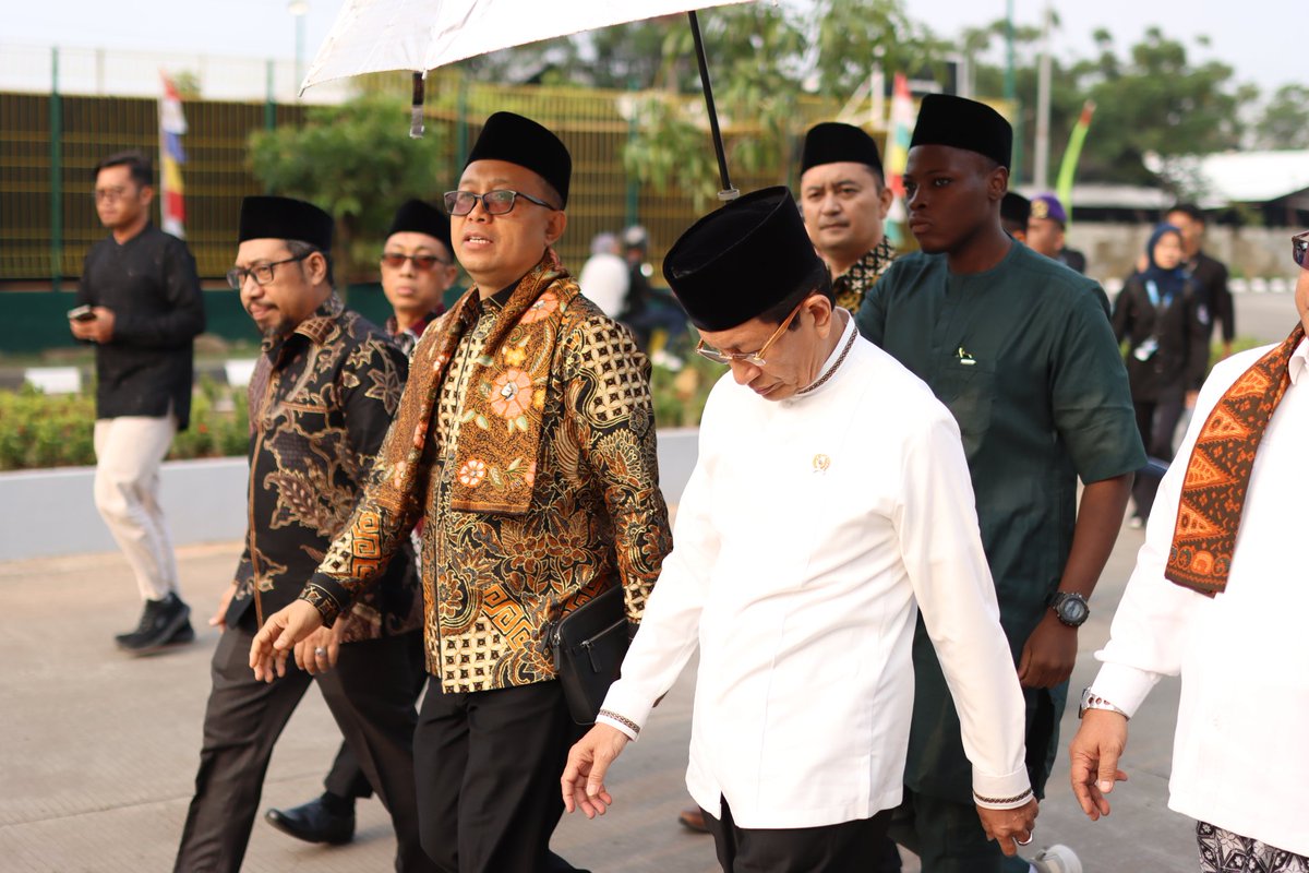 abdallah_rabiu1's tweet photo. Honored to meet and accompany the Minister of Religious Affairs of Indonesia, Prof. Dr. KH. Nasaruddin Umar, M.A. 🇮🇩🫱🏻‍🫲🏾 🇳🇬 ✨ 

​ #nigerianexporter #IslamicEconomics  #youthexporter #SaiGodiya #YouthEntrepreneur #nigeriantiktok

@Kemenag_RI @AfreximTrin @OfficialNEPC @AfCFTANG https://t.co/PDBv4HWUmN
