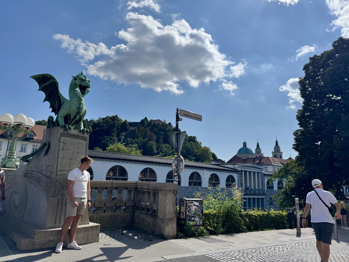 TheYutake's tweet photo. スロベニアまとめ🇸🇮

・旧ユーゴスラビアの最北端で新しい国 ・東のスラブ系の国に言語や文化は近い ・西のイタリアのように都心は落書き多い ・南のクラス地方はカルストの語源 ・なので洞窟や鍾乳洞がたくさん ・ドリーネ→ウバーレ→ポリエ https://t.co/BYFrn0FRzR