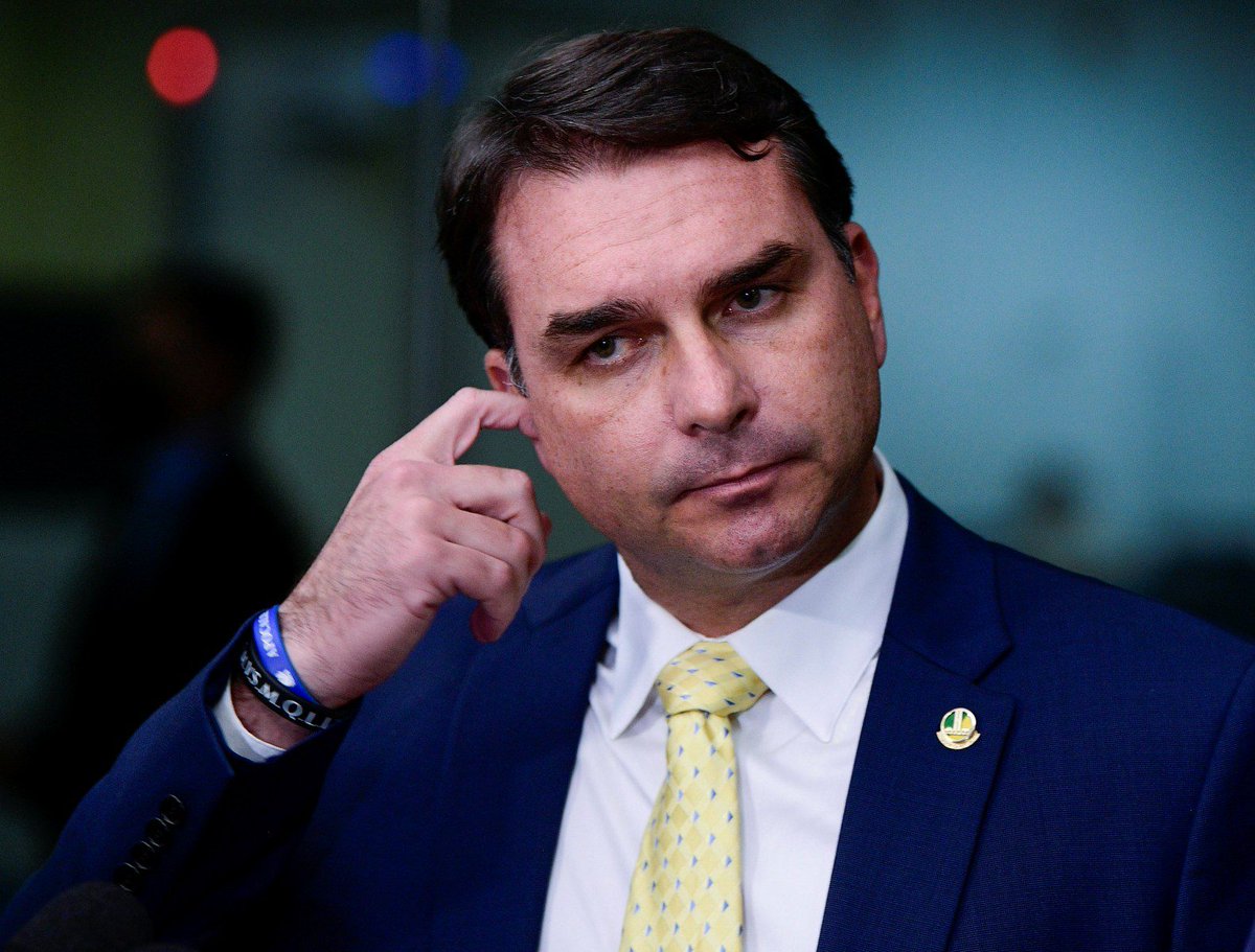 ptbrasil's tweet photo. TRAIDOR DA PÁTRIA | Flávio Bolsonaro promete "equipe de transição à disposição" dos EUA em carta. Em resposta, Marco Rubio, secretário de Estado dos Estados Unidos, agradece e reforça tarifaço contra Brasil. https://t.co/NADEthMyqV