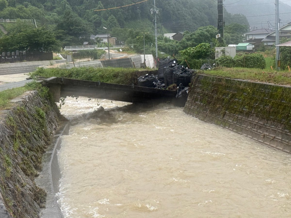 terada124's tweet photo. 子ども子育てトークなど。
台風に伴う大雨で竹原市内の河川で橋脚が倒壊しました。雨が止んでも土砂崩れなどの被害が出ますので十分に警戒し危険箇所には近寄らないようにして下さい。子ども子育てトークでは多くのご意見を頂きました。国政の場に届けてまいります。 https://t.co/Pa5oUt8wnB