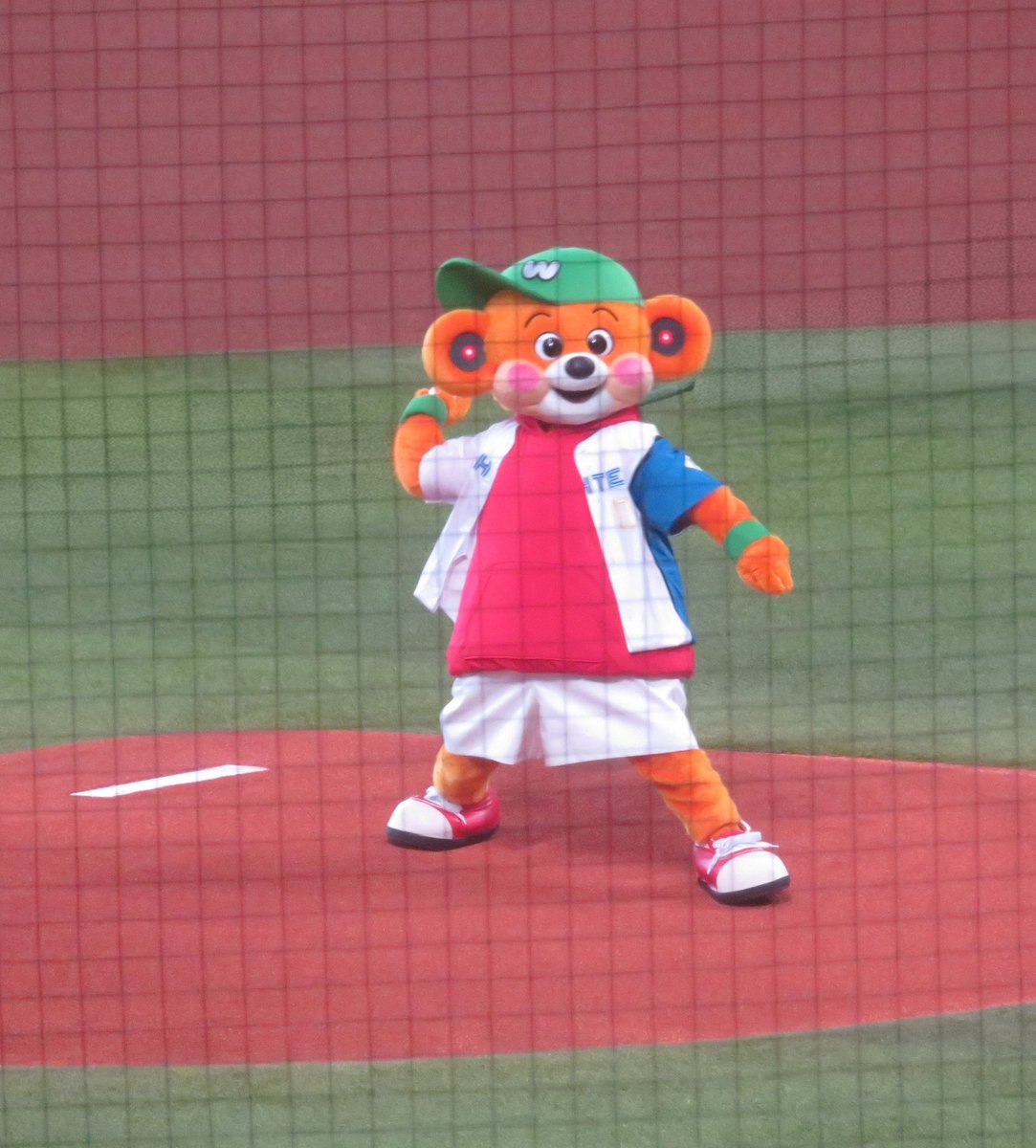 dXj1kMPSGFGvYJP's tweet photo. ウェイキーのファーストピッチ
幹葉ちゃんと全く同じリリースポイントで⚾️がスッポ抜けました🤭
でもナイスピッチングでしたよ👏👏👏
#wakey #マリーゴール #モッソ #wakeys #北海道日本ハムファイターズ #エスコンフィールドHOKKAIDO #ファーストピッチ https://t.co/i8pfVPAm6e