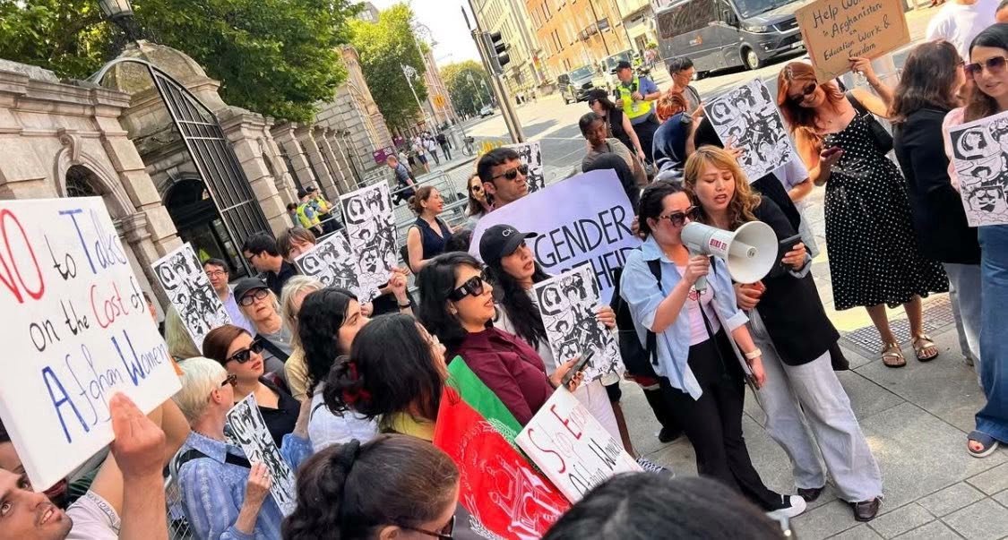 Sedayedary_tv_e's tweet photo. Afghan Women Protest in Ireland Support of Women’s Rights in Afghanistan  A group of women and human rights activists in Ireland held a protest outside the country’s parliament in support of the rights of women...
Click Below To Read More
https://t.co/zgL4B4UJMk https://t.co/VOc32SKtDL
