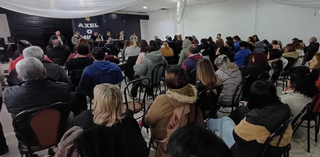 Patokarate's tweet photo. Acompañamos la reunión abierta “Axel o Milei” junto a compañeros, compañeras, vecinos y vecinas de Tigre, generando espacios de encuentro, participación y debate para seguir construyendo entre todos y todas. ✌️ https://t.co/sP7FuIGDZ1