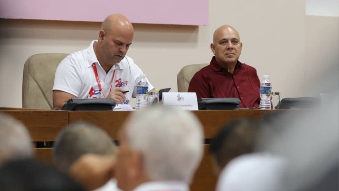 DrRobertoMOjeda's tweet photo. Junto a @DiazCanelB participamos en la sesión final del #22CongresoCTC, encuentro oportuno y de vital importancia para impulsar la labor de la clase obrera, protagonista del presente y el futuro de #Cuba. #LaPatriaSeDefiende https://t.co/UBa2K6ITTJ