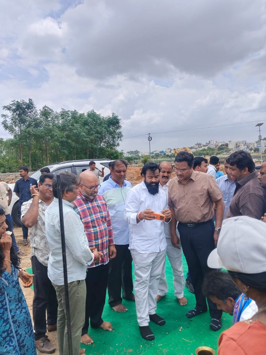 TeluguScribe's tweet photo. ఎలాంటి హోదా లేని కాంగ్రెస్ నాయకుడితో భూమి పూజ చేయించిన హైడ్రా కమిషనర్ రంగనాథ్

రూ. 29 కోట్ల ప్రజల సొమ్ముతో చేస్తున్న ఇబ్రహీంబాగ్ చెరువు పునరుద్ధరణ పనులకు కాంగ్రెస్ నాయకుడు జితేందర్ మెరుగుతో భూమి పూజ చేయించిన హైడ్రా కమిషనర్ రంగనాథ్ https://t.co/SctG0R3rzH