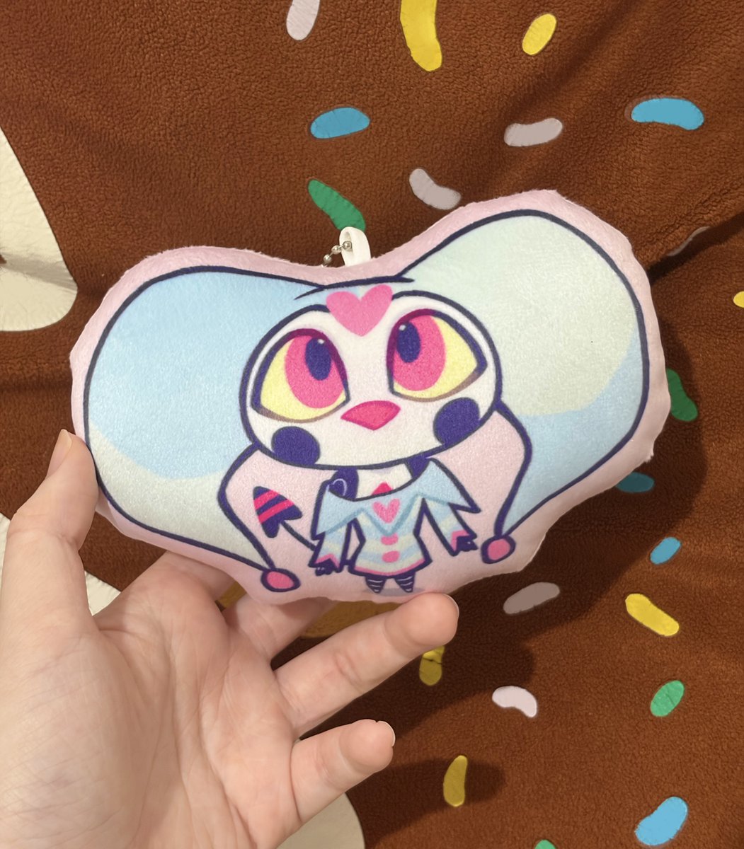 ZomiCoco's tweet photo. 🌸 Fizz mini pillow keychain preorders are now open! 

- Preorders end on July 10, 2026 at 10:59 AM EDT
- RT &amp; Likes are very appreciated 🙏🩷
- Link in the replies!
#HelluvaBoss #Fizzarolli https://t.co/oIrpj8UFqW