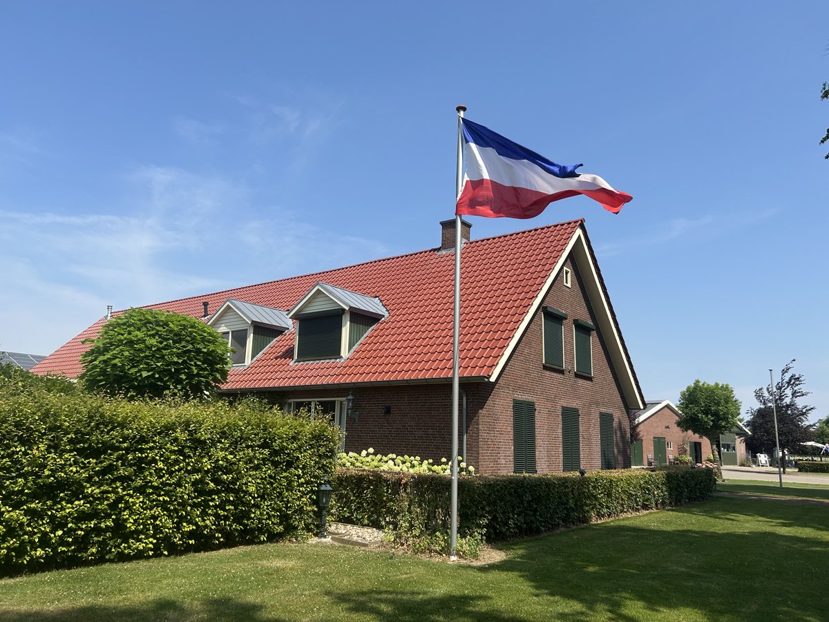 Leoniebramel's tweet photo. Ik had het liever niet gedaan maar het is nodig. Blauw-Wit-Rood, boeren in NOOD. Wie doet er mee? Laat zien dat je achter de boeren staat.  #DeMaatIsVol #WeesSolidairMetDeBoeren https://t.co/wS5QzASYxd