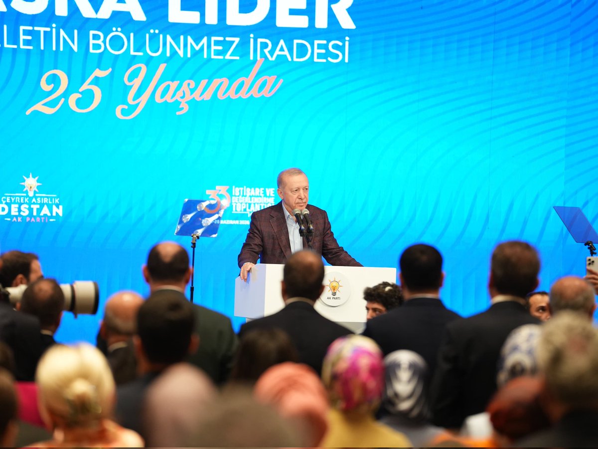 tubavuralcokal's tweet photo. 📍 Sapanca

Cumhurbaşkanımız ve Genel Başkanımız Sayın Recep Tayyip Erdoğan’ın (@RTErdogan) teşrifleriyle 33. İstişare ve Değerlendirme Toplantımızın açılışını gerçekleştirdik.
 
"#AKParti, bir Türkiye kitabıdır." Bu kitabın öznesi millet, konusu memleket, hedefi #TürkiyeYüzyılı’dır.

#ÇeyrekAsırlıkDestan