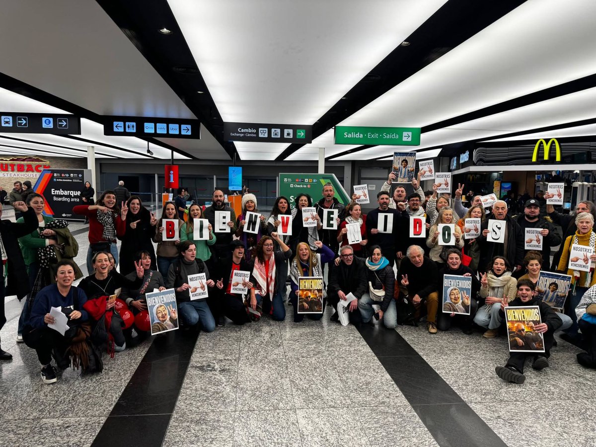 InfoNodal's tweet photo. PAULA Y LUCAS LLEGARON A CASA

👉🏽 Arribaron al aeropuerto de #Ezeiza nuestros directores de investigación @LucasAguilera__ y @PaulaGimenez_Ok luego de 30 días secuestrados en #Libia 🇱🇾 del Este por intentar llevar ayuda humanitaria a 🇵🇸 #Palestina 👇 https://t.co/3lkUeJe610