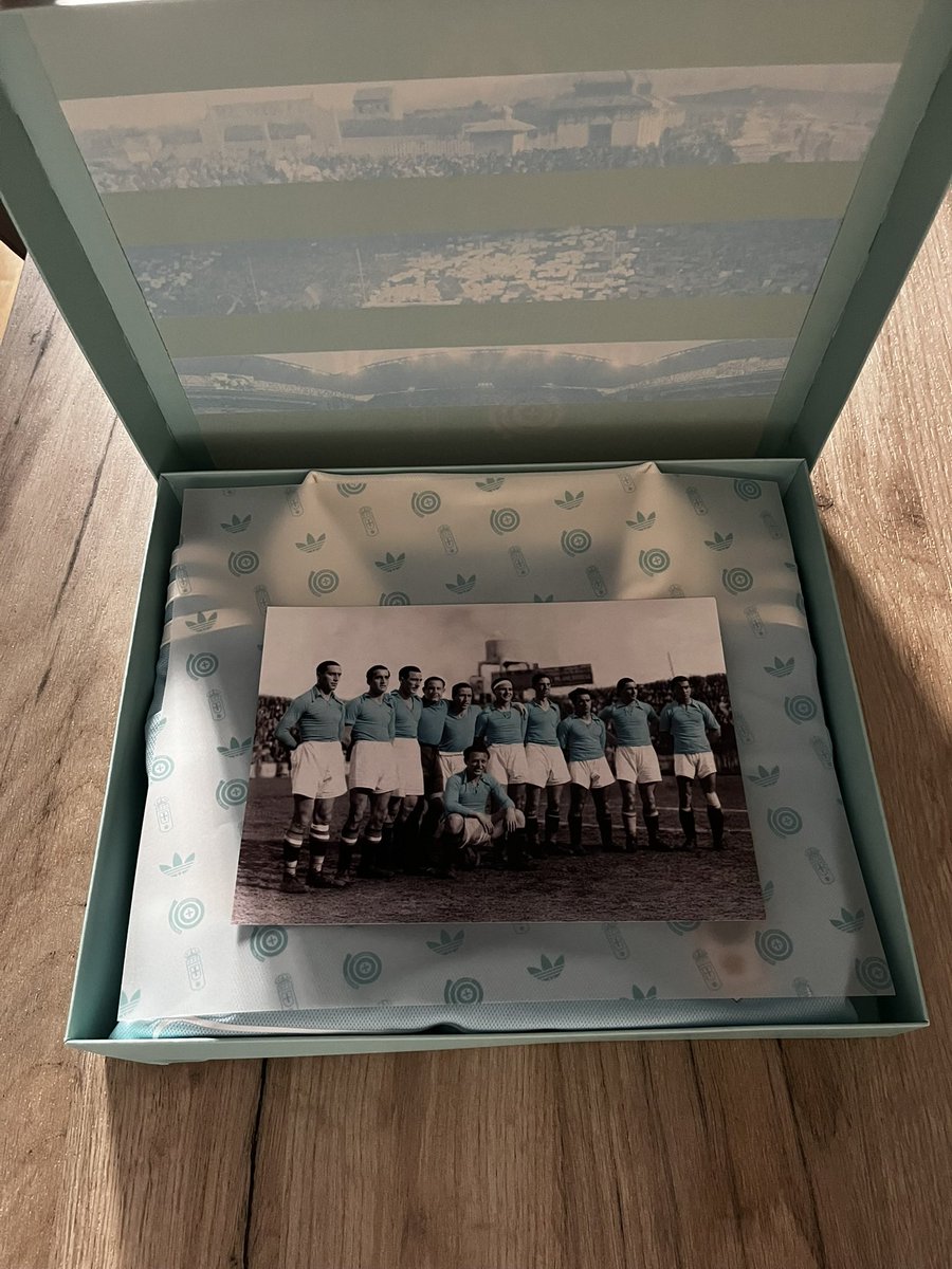 ignalonga's tweet photo. Que orgullo reconocer a mi abuelo en la foto que nos mandan por el centenario del @RealOviedo .

#asiento2fila3 #669 #40añosocio https://t.co/jKcR8QhJxk