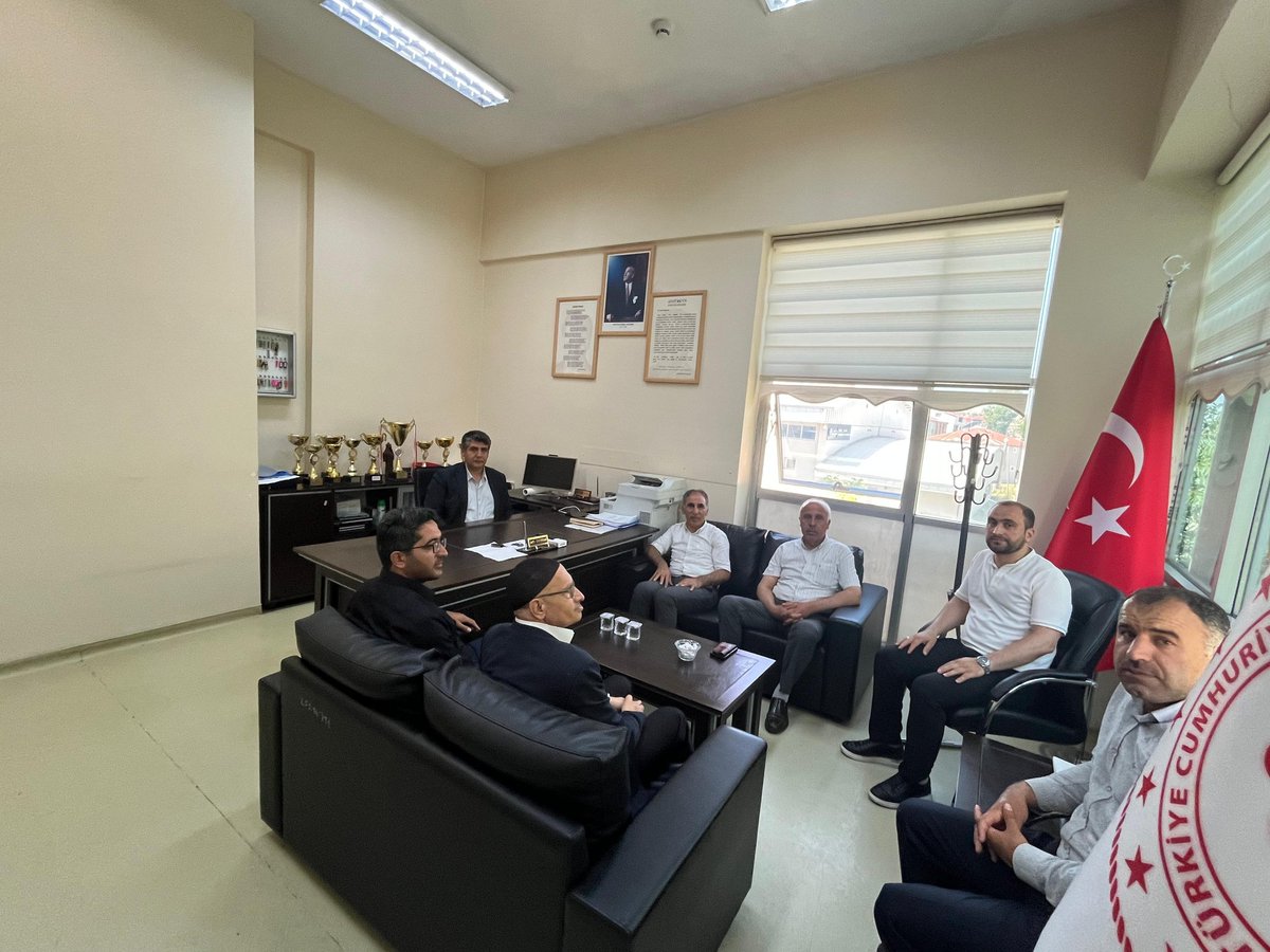 SolhanMEM's tweet photo. 📍 İlçemizde Çevreme Duyarlıyım Değerlerime Sahip Çıkıyorum(ÇEDES) Projesi kapsamında yıl sonu İlçe Komisyon Toplantısı yapıldı.

Projenin paydaş kurum amirleri ve temsilcilerinin katıldığı toplantıda 2025-2026 Eğitim-Öğretim Yılı'nda yapılan çalışmalar ele alındı. https://t.co/Aq3KWsNNvd