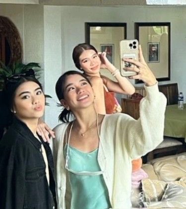 lindstcy's tweet photo. not so surprised when i saw a post na  magkakasama sa elyu ang mikhaiahcey, I MEAN LOOK? 😁😁😁 

A NEW PICTURE OF THEM TOGETHER WILL BE A WIN FOR ME, COME ON! I NEED MY BIAS LINE BACK 😭😭 https://t.co/yfrDcoMLbQ