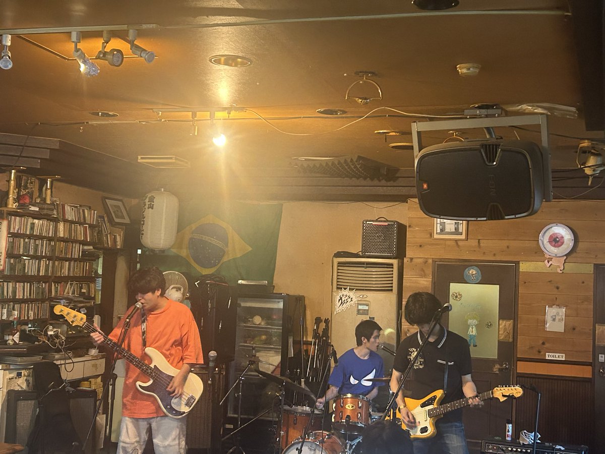 Vnsh_94's tweet photo. Hogo地球
Charlie
Killerpass
fish

でした。

トリのfishを見たくて行ったんだけど、とんでもなく良いライブしてて楽しかった。 https://t.co/ZuxPPfBDS7