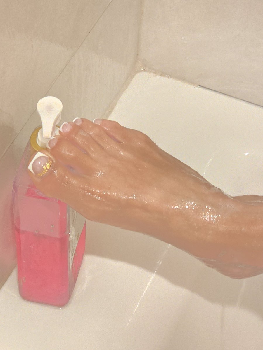 VeronicaShcz07's tweet photo. Taking a shower before going out to show my feet to the world. #feet #foot #shower #pretty #perfect #milf #mature https://t.co/gIYAF0PlRp