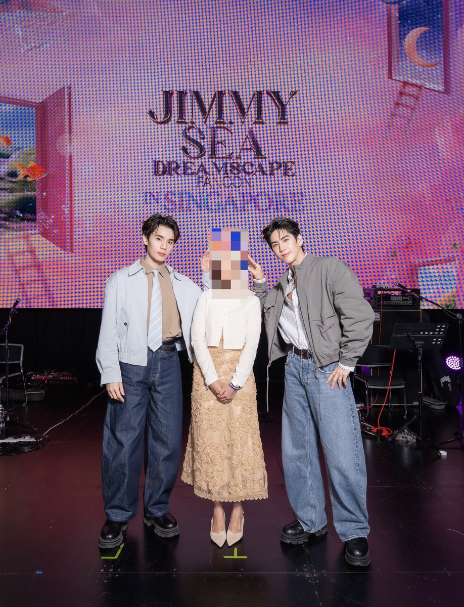 _itsmiera's tweet photo. the height differences is showing, how cute 🤏🏻🤏🏻💜🩵 https://t.co/5GKf4snx1U