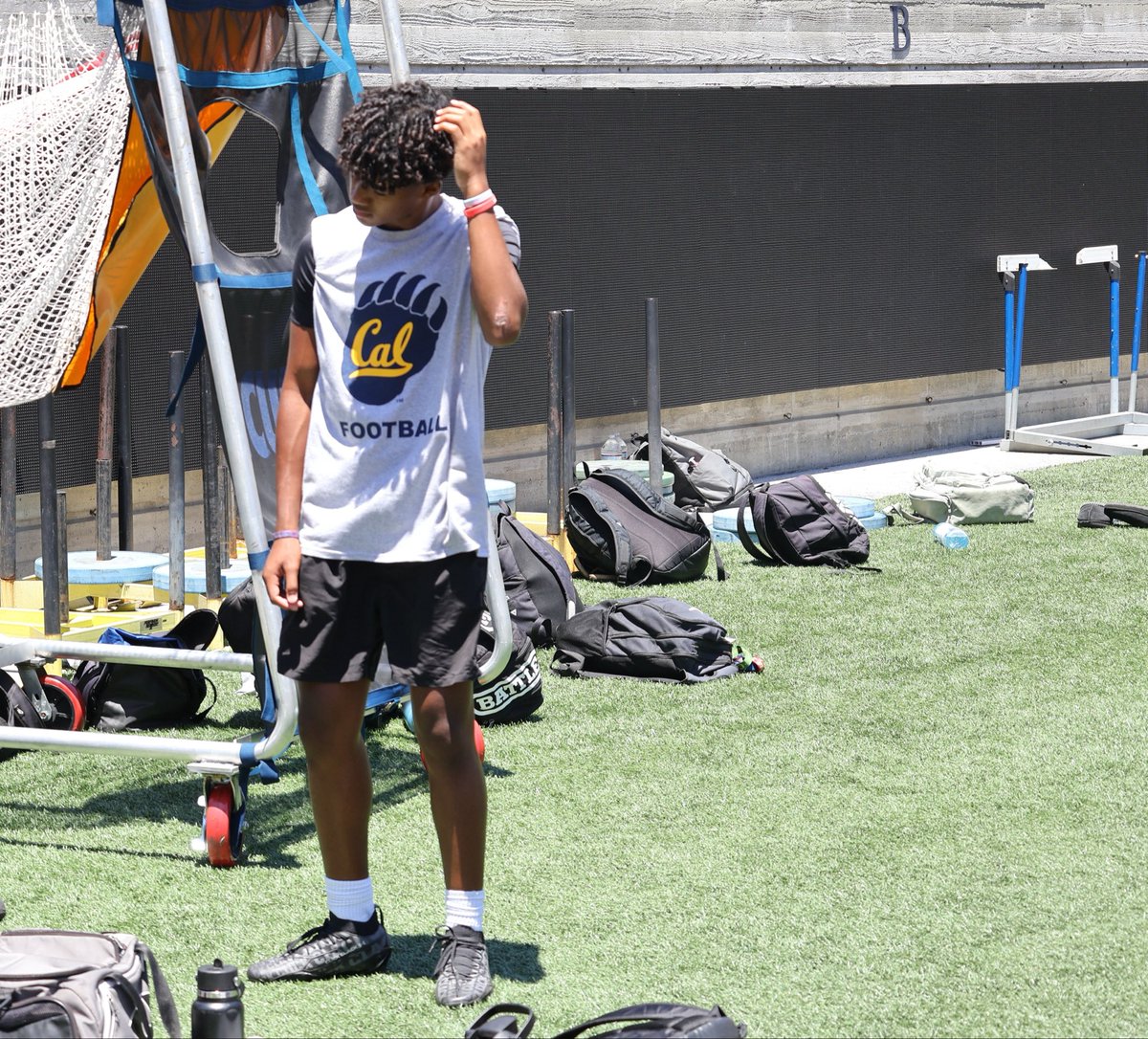 JRizz_2030's tweet photo. @CalFootball camp. 🐻
#thankful #blessed 

Jaden Craft 
5’10 145 lb 
11.2 100m / 23.2 200m
Wr • db • ath 
3.8 gpa 
class of 2030 💫 https://t.co/KNKfcRW1kh