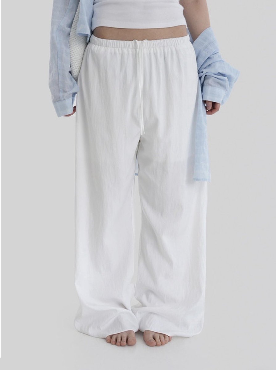 030_Yumm_'s tweet photo. 이거 하체비만 강추 여름 바지 같음..

소재도 찰랑거려서 말라보이고 시원함!!
특히 툭 떨어지는 핏이 ㄹㅇ 너무 예쁘다... https://t.co/zMWSGEN2NA