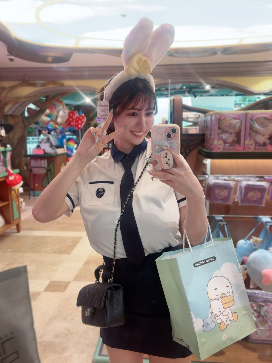 aiko_kamura's tweet photo. 旅行で韓国に来てます🇰🇷✈️

ロッテワールド楽しかった♥️
制服着ちゃった！！😆 https://t.co/EJIZ65k8HN