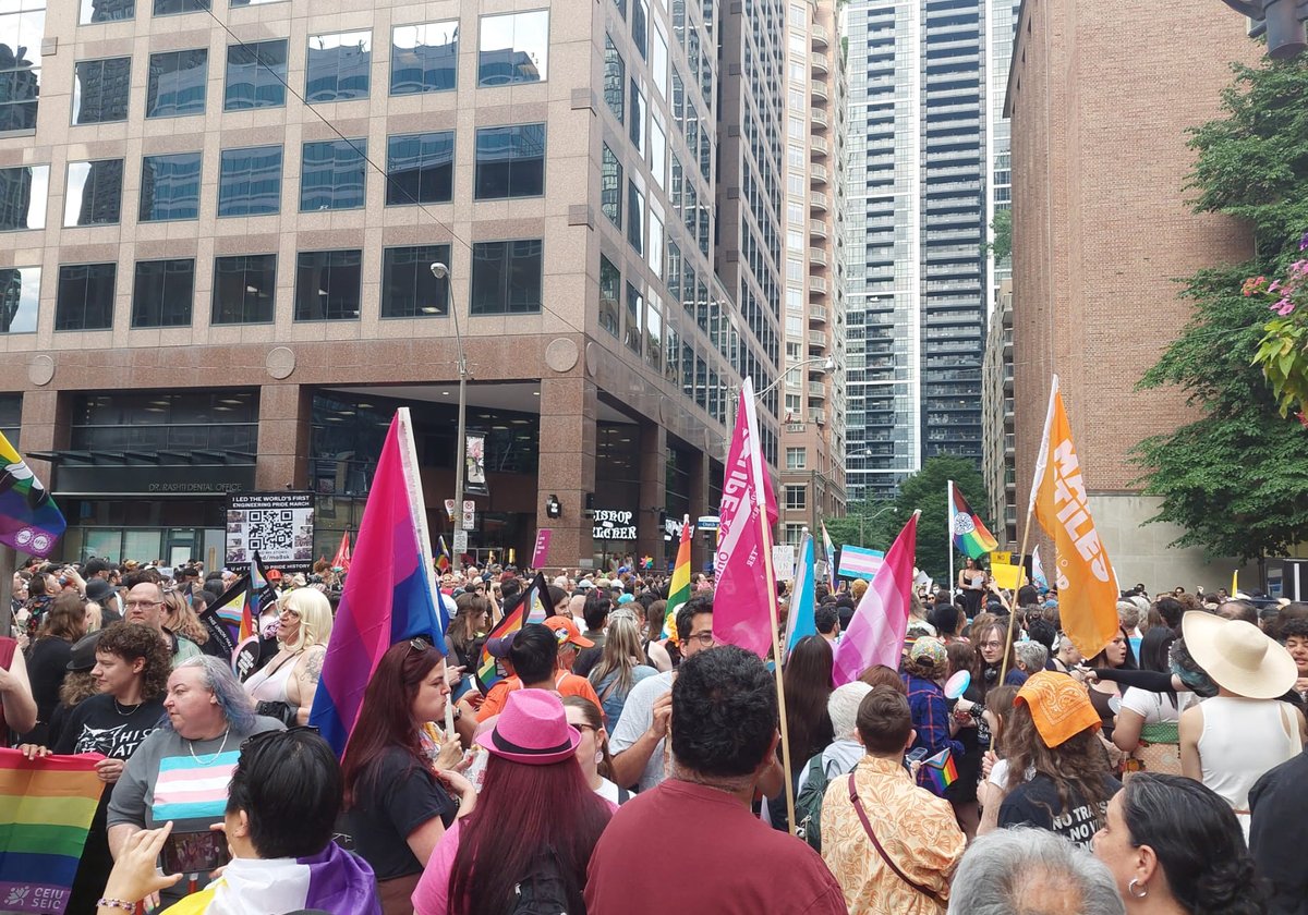 socialist_ca's tweet photo. More scenes from the huge #TransRights march in Toronto https://t.co/mId5dTPQEe