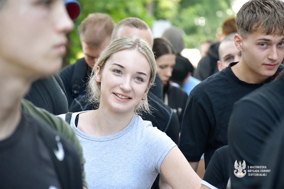 terytorialsi's tweet photo. ☀️ Jak wakacje to tylko z WOT 🔥

🇵🇱 Dziś rano bramę koszar #5MBOT przekroczyło blisko 150 nowych ochotników! 💪

🎓 To głównie osoby w wieku 18–26 lat – uczniowie, studenci oraz dyrektorzy szkół i nauczyciele, którzy zdecydowali się wykorzystać wakacje na zdobycie nowych umiejętności i rozpoczęcie swojej historii w szeregach WOT.

#Terytorialsi #WOT #WakacjeZWOT #Wcielenie