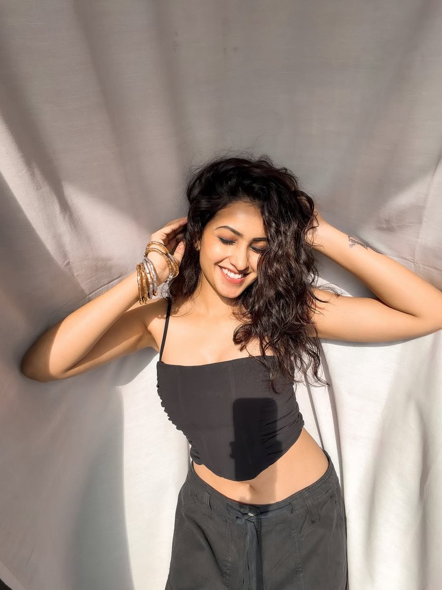 actress_lovers_'s tweet photo. Abba pilli l@nja. Ninnu bed medha padesi aa black top ni vippi ne sallu rendu cheekali. Ninnu n@ked ga bed medha padesi ne body antha naki ne sanka smell chudali. Neku deep kiss echi ne puku lo nalika petti naki ne gudda dengali. Ne neck bone abba neck kiss cheyali
#deepikapilli https://t.co/DQjmvBDokw