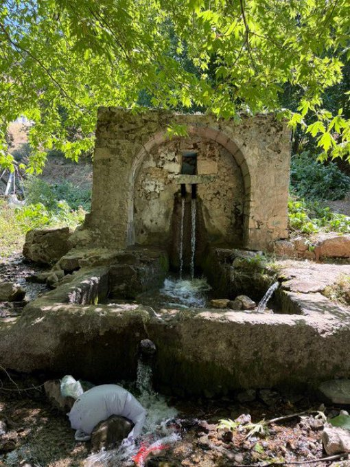 daktilock's tweet photo. Diyarbakır’da bir tarihi çeşmenin bakım eksikliği nedeniyle harabeye döndüğü görüldü. https://t.co/sgs2LjQHS8
