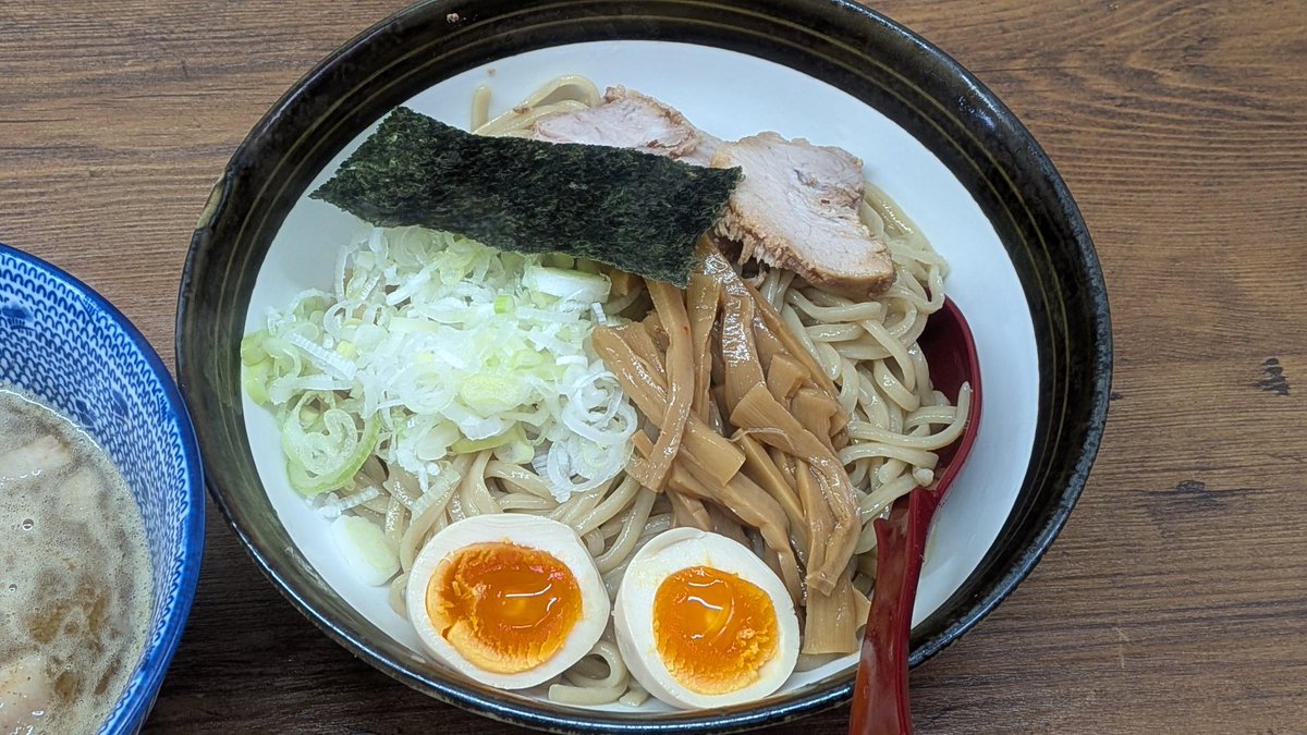 kozirou_7's tweet photo. 先日ですがワンタンチンタンアンポンタンさんで平日限定のつけ麺をいただきました。
背脂が浮かぶ濃厚スープが太麺に絡み美味いね。
定番の青湯スープとは違う旨味で美味しくいただきました。 https://t.co/j7l42vgHGM