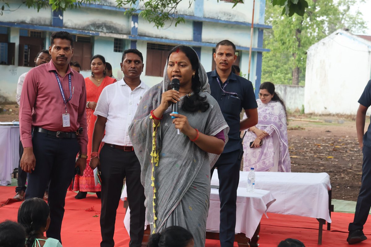 DistrictBijapur's tweet photo. कुपोषण मुक्त छत्तीसगढ़ की ओर मजबूत कदम।
महिला एवं बाल विकास मंत्री श्रीमती लक्ष्मी राजवाड़े ने बीजापुर में एनआरसी व आंगनबाड़ी का निरीक्षण कर बच्चों व माताओं से संवाद किया। पोषण, मातृ-शिशु स्वास्थ्य और जनकल्याणकारी योजनाओं पर विशेष जोर दिया।
#PoshanAbhiyan #Bijapur #Chhattisgarh https://t.co/BbB21XqK9J