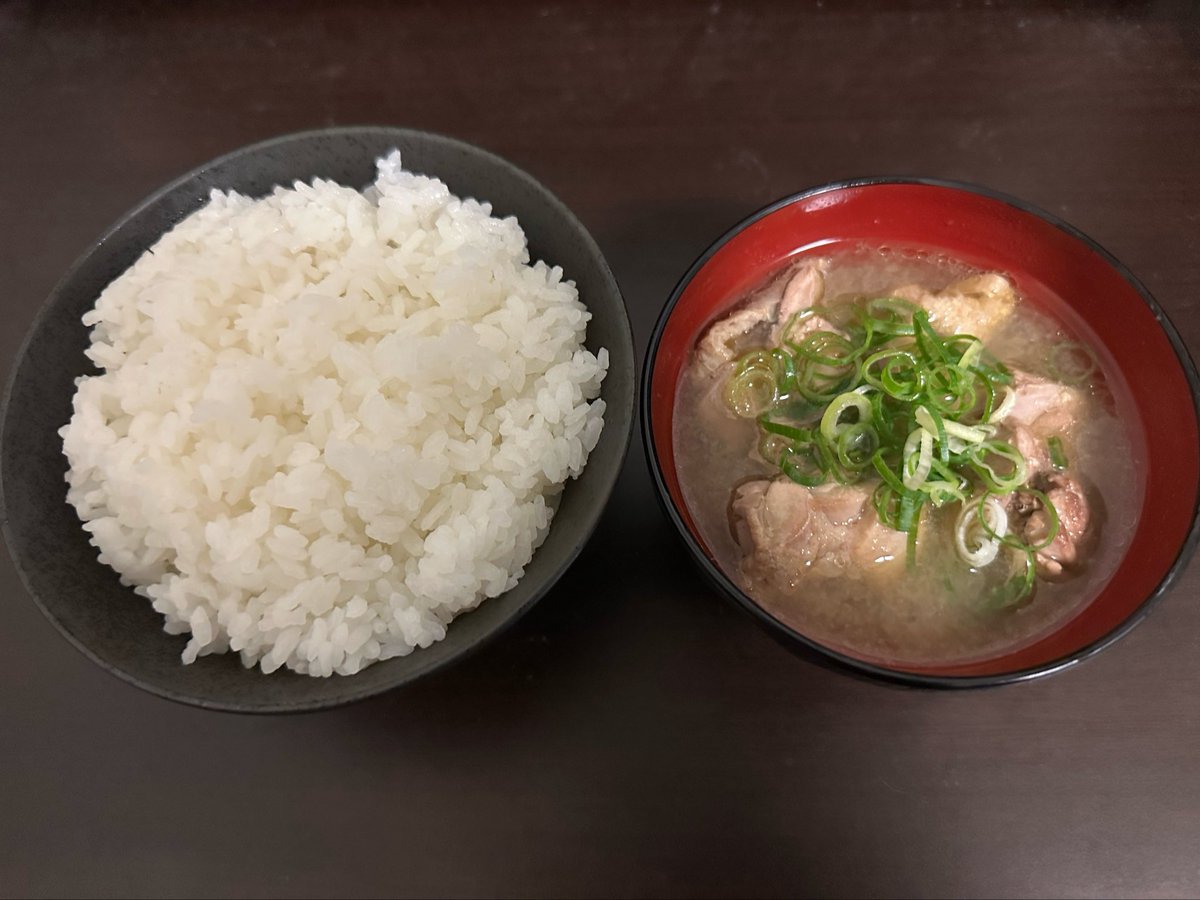 ArchyleRagnaros's tweet photo. #綾音まこ
#料理対決
#仲村ジン

次は、これだな。白飯と鶏肉の味噌汁だ。ちなみに、鶏肉は、先に軽く焼いてそのあと味噌汁の中で火を通すスタイルだ。シンプルで良い感じだろ。次は、2人の料理を見て、どちらが良いのかを投票する会場を設置する。 https://t.co/nHRPHe4xDV