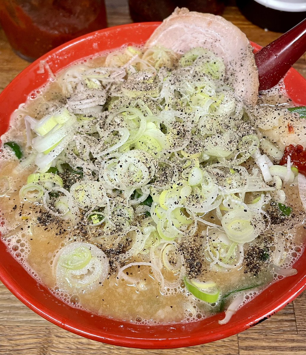 uyagoti's tweet photo. 弁慶@門前仲町の味噌ラーメン
弁慶は甘い味噌スープがおいしい。麺もモチモチでおいしい。多めで頼んだネギはシャキシャキで麺とともに食べるとさっぱりする。ニンニクが徐々に溶けてパンチが増したスープを吸ったクタクタのモヤシやニラがあるから最後まで飽きない。弁慶の味噌は本当にうまい https://t.co/qcDDB17Jfx