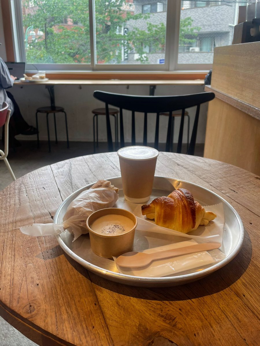 PyxisSweets's tweet photo. このクロワッサンのためなら早起きできる。
都立大学「COMPTOIR」。
サクサクじゃなく、"パリッ" ふわふわじゃなく、"しっとり"。
ひと口ごとに広がるバターの香り。 幾重にも重なる層の合間に美味しさが閉じ込められてるみたい。
モーニングはジャンボンブールと一緒に。
何度でも食べたくなる🥐♥️ https://t.co/LpDMzcoSQK