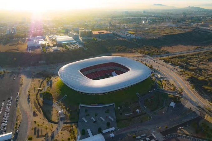 MatthiasKarlson's tweet photo. #FIFAWorldCup 

🇲🇽O estádio do Guadajala pra mim é de longe o mais bonito da copa!

O projeto foi liderado pelo designer francês Jean Marie Massaud, em parceria com Daniel Pouzet e o escritório VFO Arquitectos. A proposta sugere um vulcão verde, que parece emergir do solo e se integrar à paisagem.

⚽️Qual é o seu favorito?