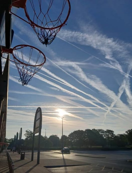 DELTA9_DELTA9's tweet photo. some folks think this is normal🤣#geoengineering https://t.co/OhbQRQw70U