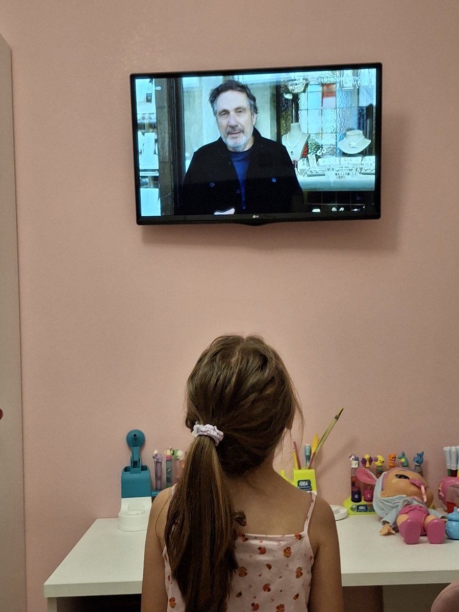 miaDuni's tweet photo. Povera Pupazzella, che nonna ti è capitata: invece di farti vedere i cartoni, ti fa conoscere il prof @OfficialTozzi!
#Sapiensfiles @RaiTre https://t.co/5JDyNq30gZ