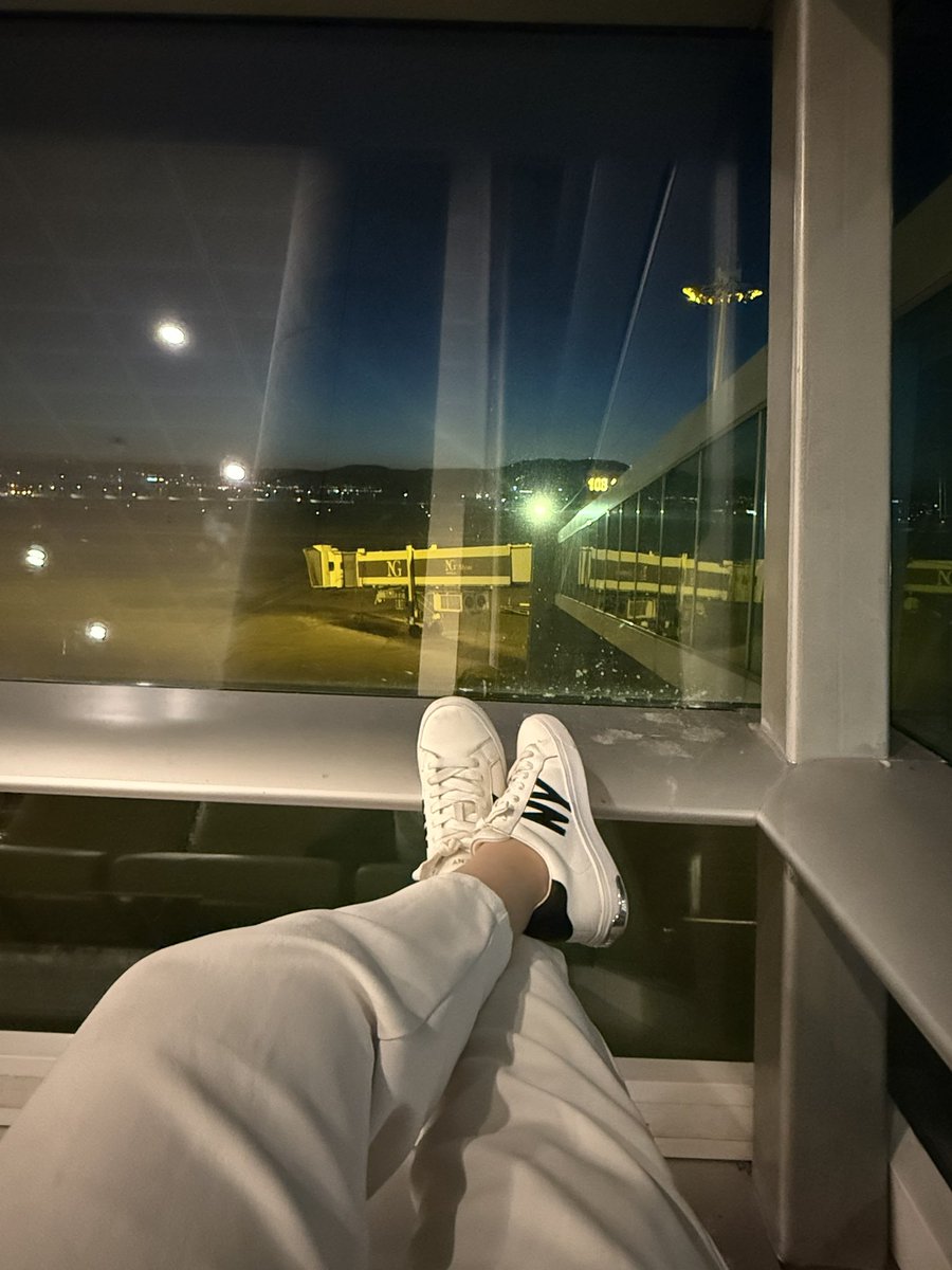 itsmyglowera's tweet photo. Ankara Esenboğa Havalimanından bir dönüşümde bile ağlamadığım olmadı. Ankara beni hep ama hep ağlattı. Burayı hiç ama hiç sevmiyorum. https://t.co/PqPLTQt6pb